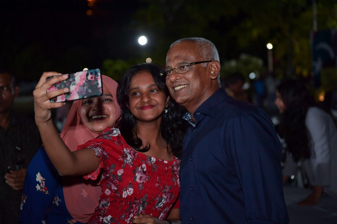 ރައީސުލްޖުމްހޫރިއްޔާގެ ދެކަނބަލުން އައްޑޫ ސިޓީގެ ރައްޔިތުންނަށް ދެއްވި މާހެފުން - އައްޑޫ ސިޓީއަށް ނިސްބަތްވާ، ގަން އިންޓަރނޭޝަނަލް އެއަރޕޯޓް ތަރައްޤީ ކުރުމުގެ ފުރިހަމަ ޔަޤީންކަން އިންޑިއާގެ އެކްސްޓާނަލް މިނިސްޓަރު ދެއްވި ކަމަށް ރައީސް ވިދާޅުވި - ފޮޓޯ: ރައީސް އޮފީސް