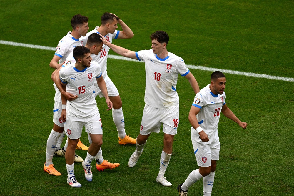 މެޗުގައި ލަނޑު ޖެހުމަށްފަހު ޗެކް ރިޕަބްލިކްގެ ކުޅުންތެރިން އުފާ ފާޅު ކުރަނީ