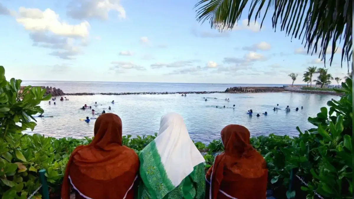 Women seated at the Artificial Beach in Malé, 15 October 2003.