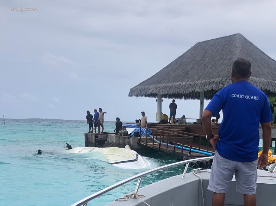 A boat carrying 30 people from Malé to Velidhoo, was flooded and sank