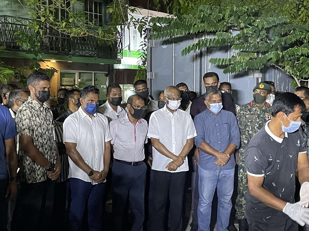 ނިޝާން އިއްޒުއްދީންގެ އިއްޒަތުގެ ވެރިޔާ އުމަރު ޒާހިރު ފަސްދާނުލުން - 1970 ގެ އަހަރުތަކާ ހަމަޔަށް އަދާކުރެއްވި މަގާމުތަކުގެ ތެރޭގައި އައްޑޫ ގަމުގައި ހުންނަވާ ދިވެހި ސަރުކާރުގެ ލޭޒަން އޮފިސަރުކަމާއި ދާޚިލިއްޔާގެ އެކިއެކި ވަޒީފާތަކާއި މަޖީދިއްޔާގެ ހެޑްމާސްޓަރުކަމާއި ރޭޑިއޯ މޯލްޑިވްސްގެ ވެރިޔާކަމާއި އެޑިއުކޭޝަން މިނިސްޓްރީގެ ނާއިބު ކަމާއި ހޯމް މިނިސްޓްރީގެ ނާއިބުކަމާއި ބަނޑޮސް ރިސޯޓުގެ މެނޭޖަރުކަންވެސް ހިމެނޭ - ފޮޓޯ: ރާއްޖެއެމްވީ