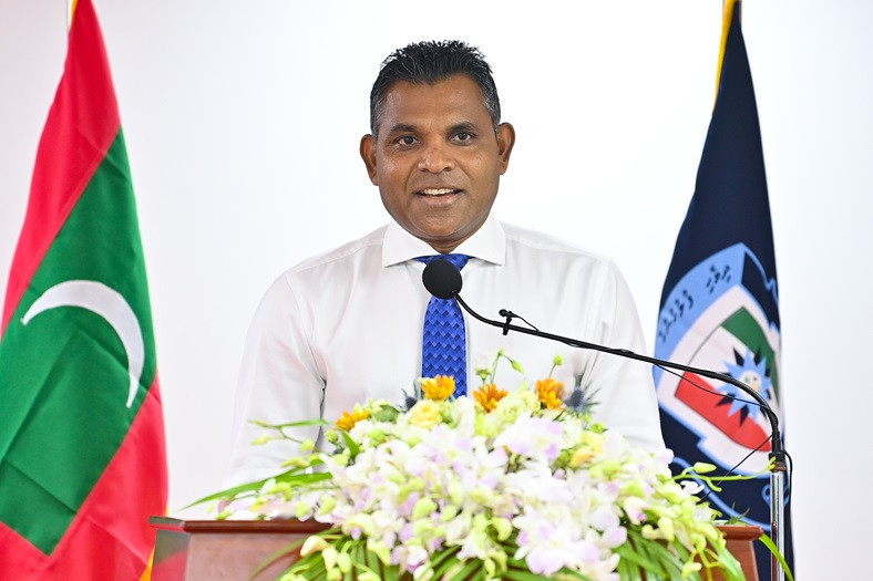 ރައީސުލްޖުމްހޫރިއްޔާގެ ނައިބު ފައިޞަލް ނަސީމް މާލޭ އޭރިޔާގެ ކުރީ ސަފުގައި މަސައްކަތްކުރާ ފުލުހުންނާއިއެކު ބޭއްވި ބައްދަލުކުރެއްވުމުގައި ވާހަކަފުޅު ދައްކަވަނީ - ފޮޓޯ: ރައީސް އޮފީސް