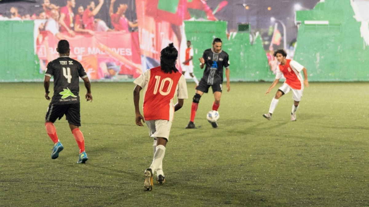 ޓެންޓް އާއި ބްލޫ ލެޕާޑް ބައްދަލުކުރި މެޗުގެ ތެރެއިން: މި މެޗުން ޓެންޓް މޮޅުވީ 4-1 ން