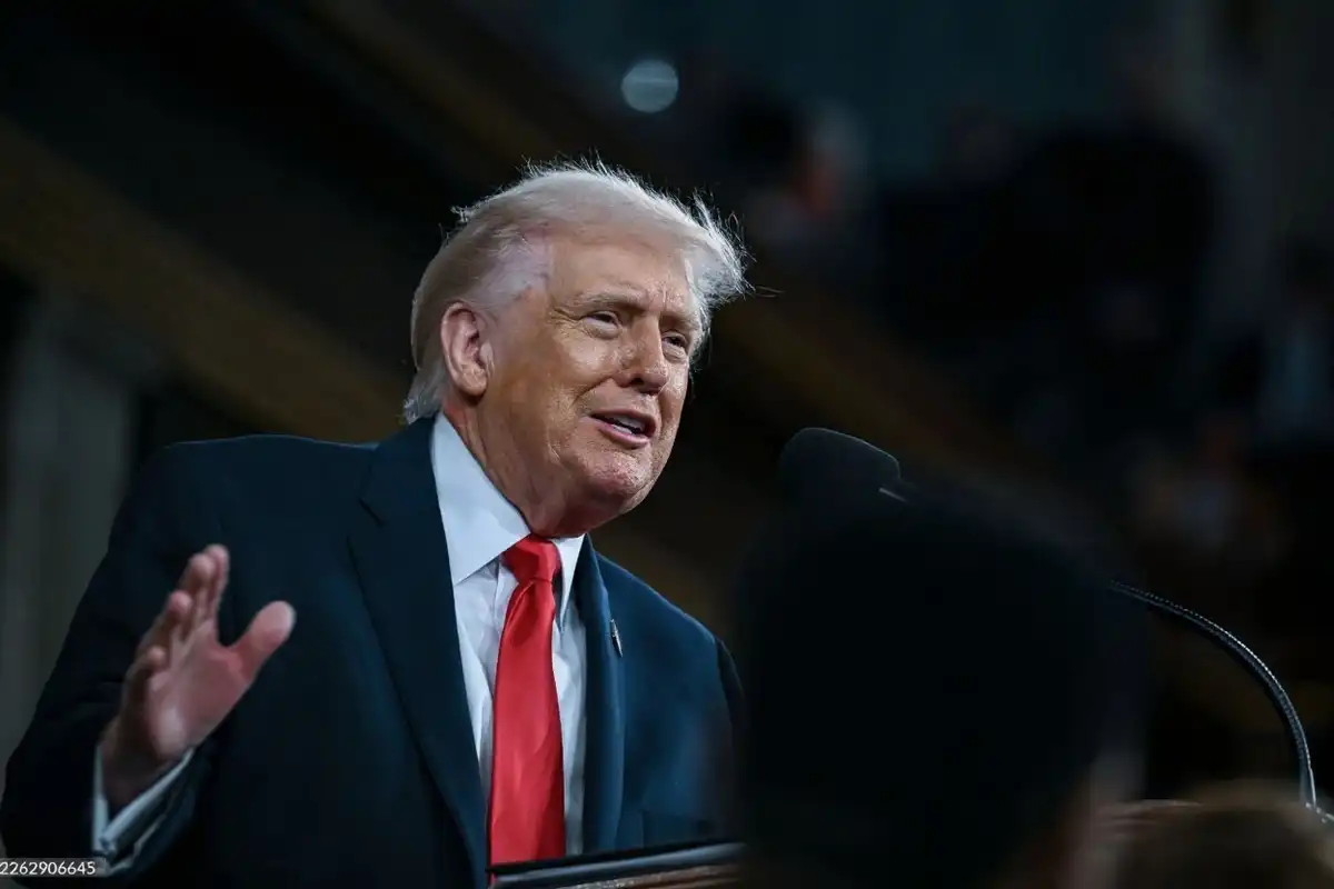 އަންގާރަ ދުވަހުގެ ރޭ ކުރިއަށް ދިޔަ އެމެރިކާގެ ސްޓޭޓް އޮފް ޔޫނިއަންގައި އެ ޤައުމުގެ ރައީސް ޑޮނަލްޑް ޓްރަމްޕް ވާހަކަ ދައްކަވަނީ