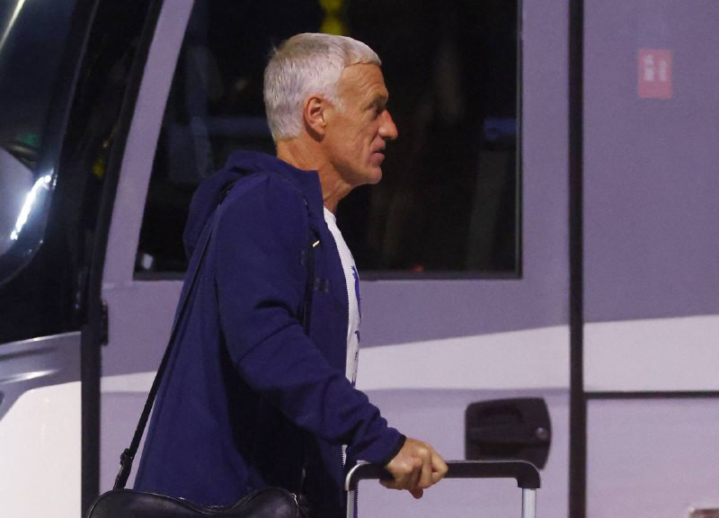 ފްރާންސް ޓީމުގެ ކޯޗު ފްލައިޓުން ފައިބައިގެން ދަނީ: ފޮޓޯ - ރޮއިޓާސް