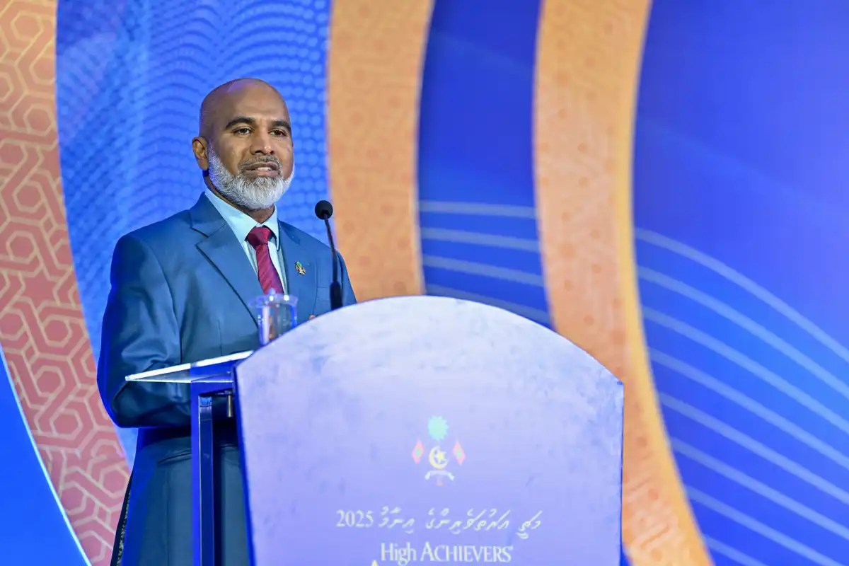 މަތީ އަރުވަތެރިންގެ އިނާމު ދިނުމުގެ ޖަލްސާގައި އެޑިއުކޭޝަން މިނިސްޓަރު ޑޮކްޓަރު އިސްމާއީލް ޝަފީއު ވާހަކަ ދައްކަވަނީ.