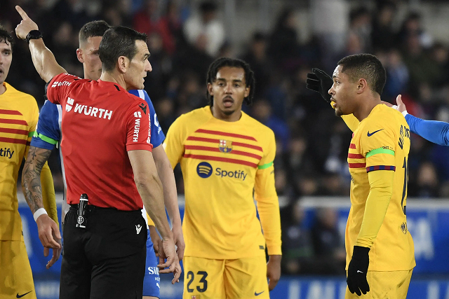 ވިޓާ ރޯކް (ކ) އަށް ރަތްކާޑު ދައްކައި ދަނޑުން ފޮނުވާލަނީ