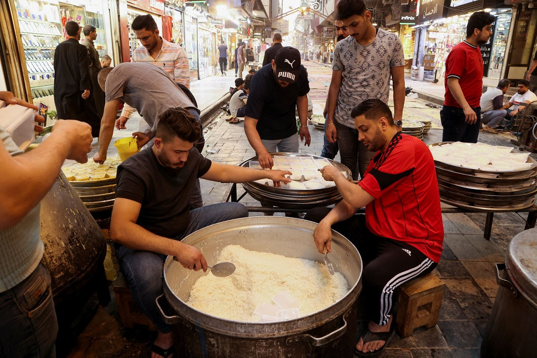 1443 ވަނަ އަހަރުގެ ރަމަޟާން މަސް: އިރާޤުގެ ބަޤުދާދުގައި ރޯދަވީއްލުމަށް ކާތަކެތި ތައްޔާރުކުރަން ޙަރަކާތްތެރިވާ ފިރިހެނުންތަކެއް - ފޮޓޯ: ރޮއިޓަރސް