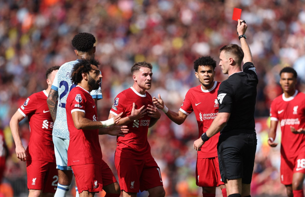 ބޯންމައުތު މެޗުގައި މެކަލިސްޓާއަށް ރަތް ކާޑު ދެއްކުން