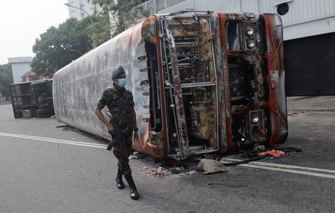 ލަންކާގެ އަސްކަރިއްޔާއަށް ދީފައިވާ ކުއްލި ބާރުތަކުގެ ތެރޭގައި؛ އަމުރަކާ ނުލައި ތަންތަން ބަލައި ފާސްކުރުމުގެ ބާރު ފުލުހުންނާއި އަސްކަރިއްޔާއަށް ވަނީ ދީފައި - ފޮޓޯ: ރޮއިޓަރސް