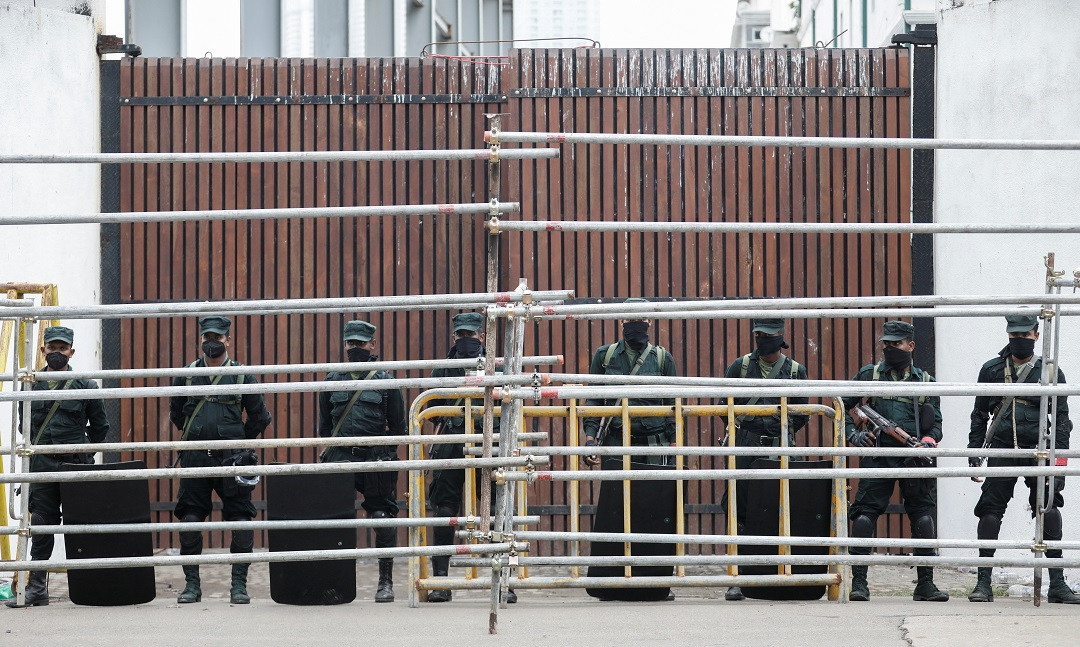 ލަންކާގެ އަސްކަރިއްޔާގެ އޮފިޝަލުން ބޮޑުވަޒީރުގެ ގަނޑުވަރު ކުރިމަތީގައި ފޯރިމަރަނީ - ފޮޓޯ: ރޮއިޓަރސް