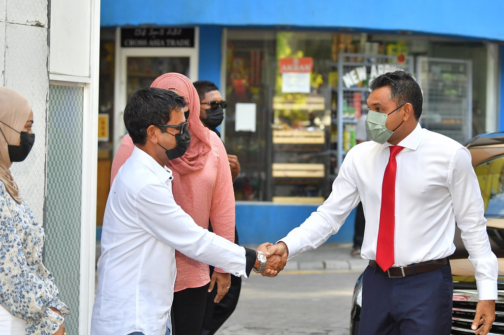 ރާއްޖެޓީވީގެ 'ފަށާއިރު' ޕްރޮގްރާމަށް ރައީސުލްޖުމްހޫރިއްޔާގެ ނައިބު ފައިސަލް ނަސީމް ވަޑައިގެންނެވުން - އެމަނިކުފާނަށް މަރުހަބާ ދެންނެވީ ރާއްޖެޓީވީގެ މެނޭޖިންގ ޑިރެކްޓަރ އަހުމަދު ސަލީމް - ފޮޓޯ: ރައީސް އޮފީސް