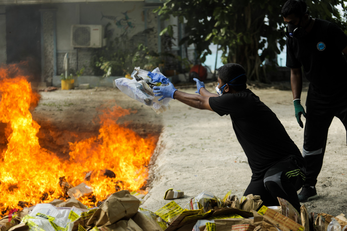 26 ޖޫން 2019: ފުލުހުންގެ ބެލުމުގެ ދަށުގައި ހުރި 416.9 ކިލޯގެ މަސްތުވާތަކެތި ނައްތާލުން. -- ފޮޓޯ: ޝުއައިބް މުހައްމަދު