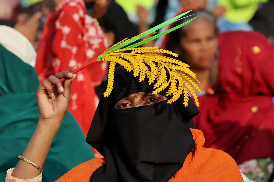 ބަންގްލަދޭޝްގެ ވެރިރަށް ޑާކާގެ ޕައްލަބީގައި 2026 ފެބްރުއަރީ 8 ވަނަ ދުވަހު ބޭއްވި ކެމްޕޭން ރެލީއެއްގެ ތެރެއިން، ބަންގްލަދޭޝް ނޭޝަނަލިސްޓް ޕާޓީ (ބީއެންޕީ) އަށް ތާއީދުކުރާ އަންހެނަކު އެ ޕާޓީގެ އިންތިޚާބީ ނިޝާން ހިފައިގެން.