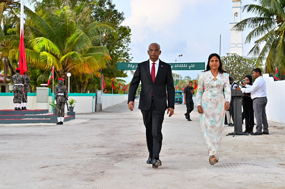 ރައީސުލްޖުމްހޫރިއްޔާ އިބްރާހިމް މުހައްމަދު ސާލިޙް އާއި އަނބިކަނބަލުން ފަޒްނާ އަހްމަދު - ފޮޓޯ: ރައީސް އޮފީސް