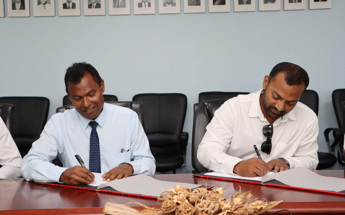 އުކުޅަސް ސްކޫލް އިމާރާތުގެ އެއްބަސްވުމުގައި ސޮއިކުރުން