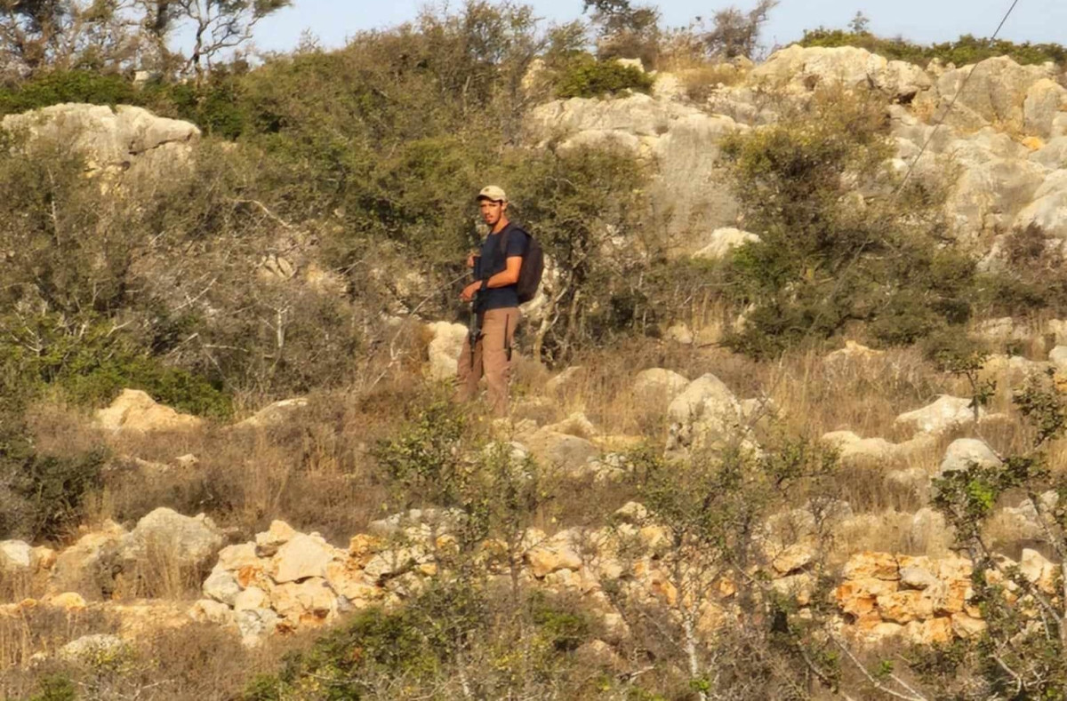 ފަލަސްތީނުގެ ޒައިތޫނި ދަނޑުބިމަކަށް ހަތިޔާރު އެޅި ޔަހޫދީ އަކު ވަދެ ބިރު ދައްކަނީ