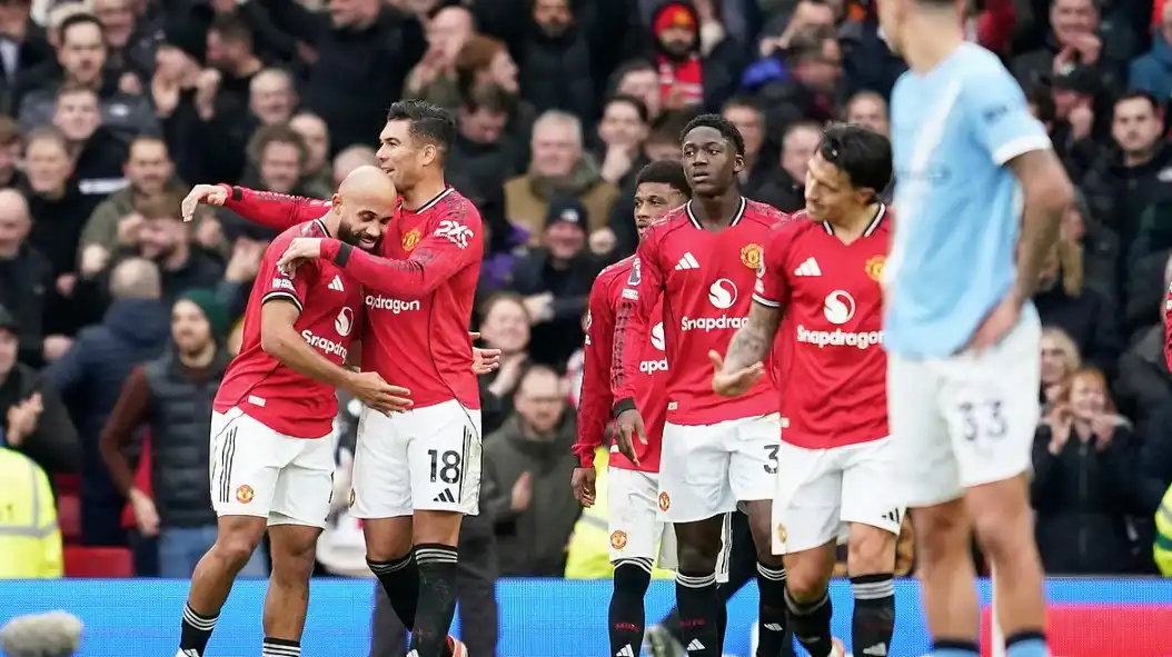 މެޗުގައި ލަނޑު ޖެހުމަށް ފަހު ޔުނައިޓެޑުގެ ކުޅުންތެރިން އުފާ ފާޅު ކުރަނީ