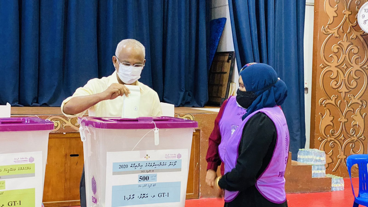 President Ibrahim Mohamed Solih casting his ballot during Saturday's polls