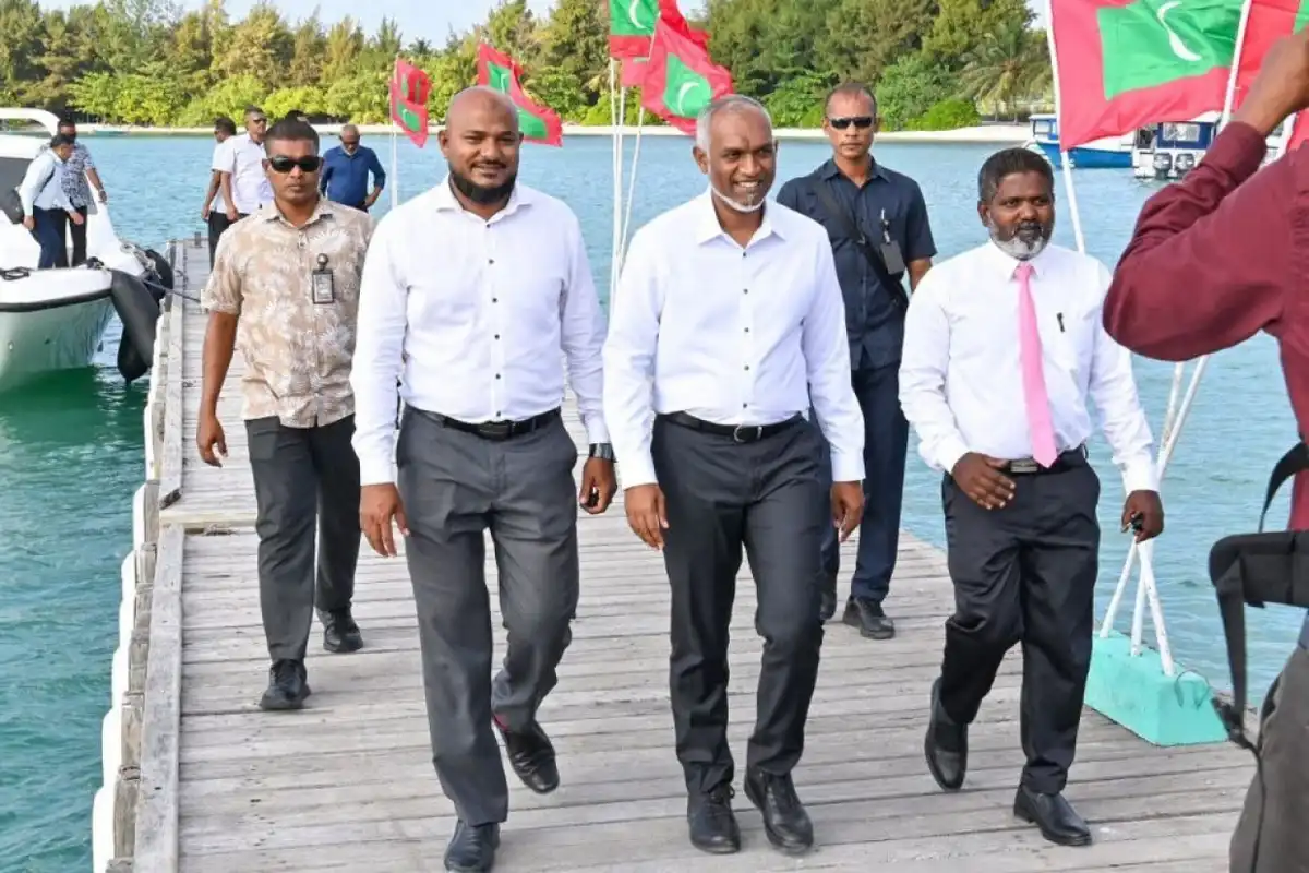 ރައީސް މުޢިއްޒު އާއި މެމްބަރު ޝުޖާއު.