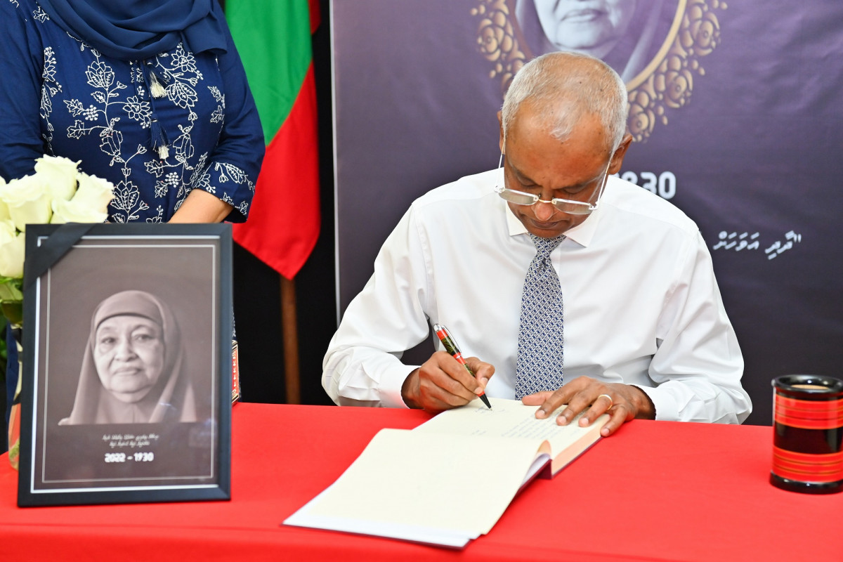 ޙަބީބާ ޙުސައިން ޙަބީބުގެ ހަނދާނުގައި ހުޅުވާފައިވާ ތަޢުޒިޔާގެ ދަފްތަރުގައި ރައީސުލްޖުމްހޫރިއްޔާ ސޮއިކުރައްވަނީ