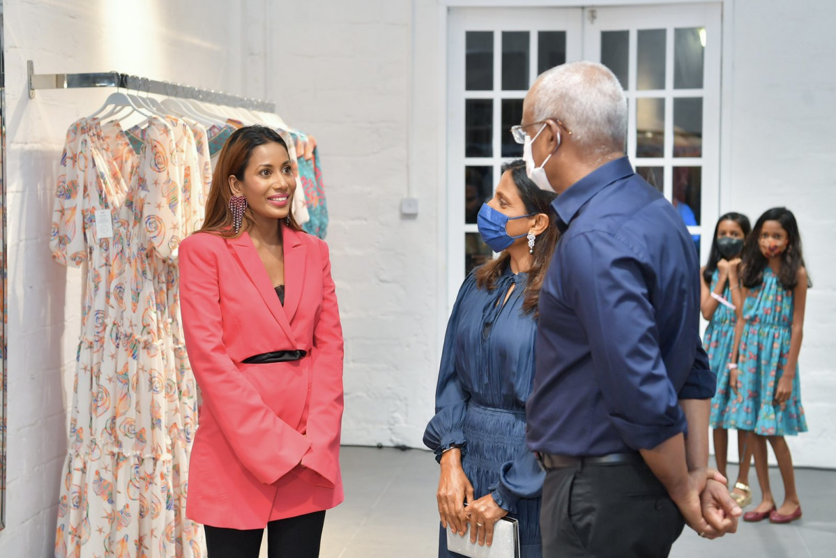 ރައިދާސް މޯލްޑިވްސް ސްޕްރިންގ ސަމަރ ކަލެކްޝަން 2022 އިފްތިތާޙުކުރުން - ކްރޮސްރޯޑްސްގައި ބޭއްވެވި މި ޙަފްލާގައި ރައީސުލްޖުމްހޫރިއްޔާގެ ދެކަނބަލުން ވަނީ ބައިވެރިވެވަޑައިގެންފައި - ފޮޓޯ: ރައީސް އޮފީސް
