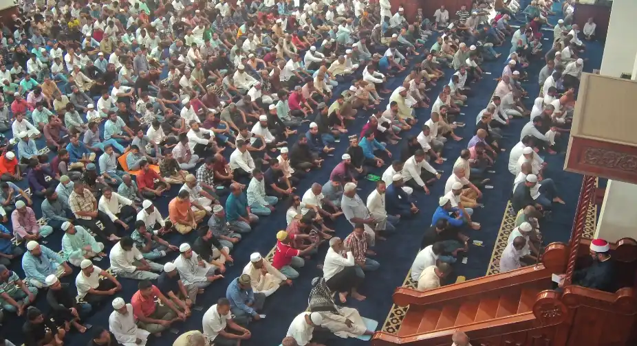 ހުކުރު ނަމާދު ކުރުމަށް އިސްލާމީ މަރުކަޒުގައި ޖަމާއަތް ހަދައިގެން.