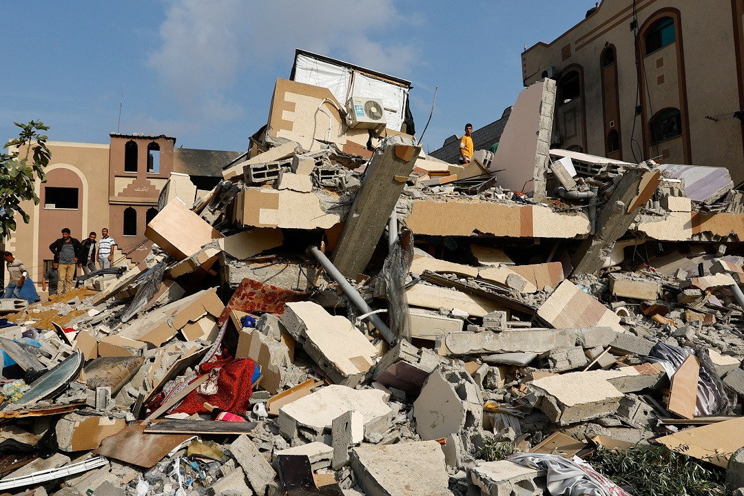 އިސްރާއިލްގެ ހަމަލާތަކުގައި ގައްޒާގެ އިމާރާތްތައް ދަނީ ބިމާ ހަމަވަމުން - ފޮޓޯ: ރޮއިޓަރސް  