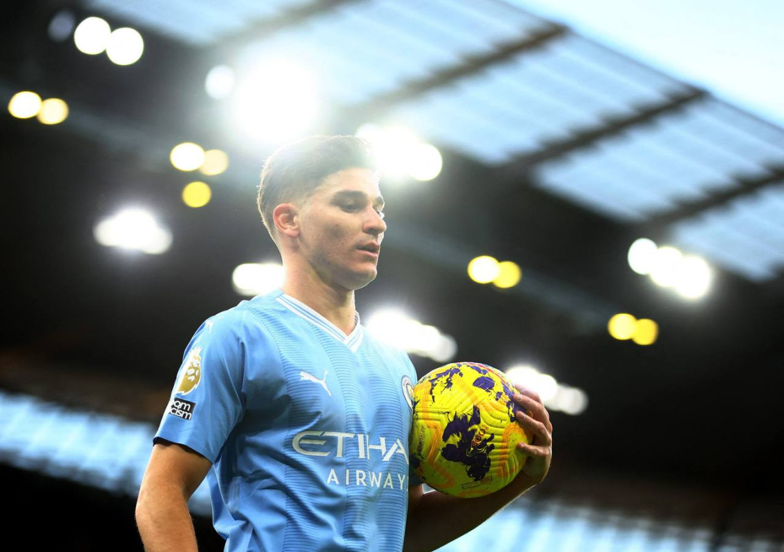 މެންޗެސްޓަރ ސިޓީ އަށް ކުޅެމުން އަންނަ ހޫލިއަން އަލްވަރޭޒް