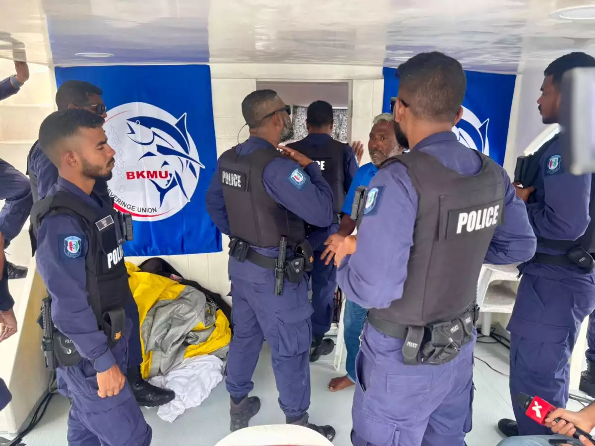 ފުލުހުން ދޯނިތަކަށް އަރައި އިހުތިޖާޖްގެ ބައިވެރިންނާ ކުރިމަތިލަނީ - ފޮޓޯ: ރާއްޖެއެމްވީ