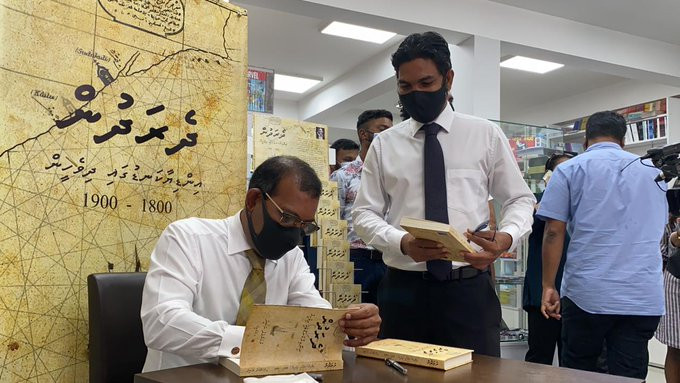 ރައީސް އޮފީހުގެ މިނިސްޓަރު އަދި އެމްޑީޕީގެ ނައިބު ރައީސް މުހައްމަދު ޝިފާޒު \"ދެ ރަދުން\" ފޮތް ބައްލަވައިގަނެ، ރައީސް ނަޝީދުގެ ސޮއި ހޯއްދަވަނީ