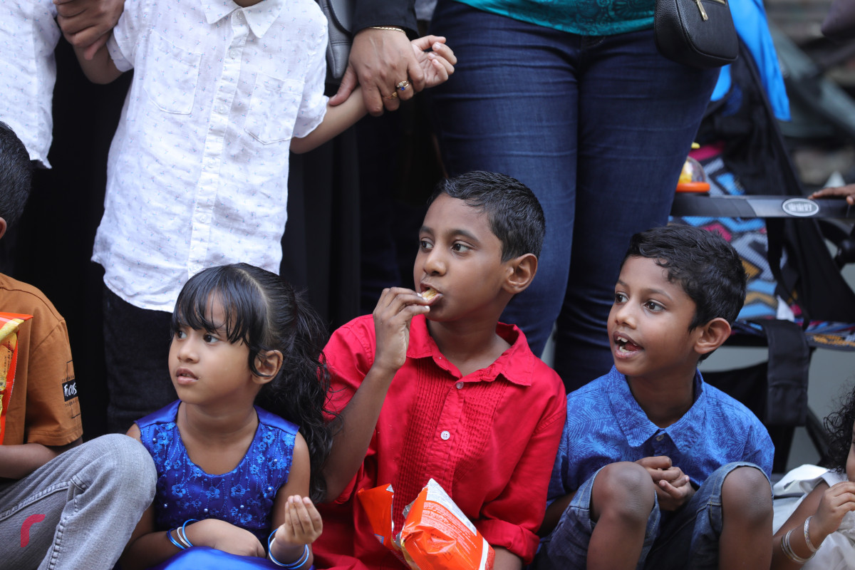 27 ޖުލައި 2019 --ގިނަ އަދަދެއްގެ ކުޑަކުދިންނާއި ބޮޑެތި މީހުން މިނިވަން ކަމާއެކީ މަގުތައް މައްޗައް ނިކުމެ އުފާފާޅުކުރަނީ-- ފޮޓޯ: ޝުއައިބް މުހައްމަދު