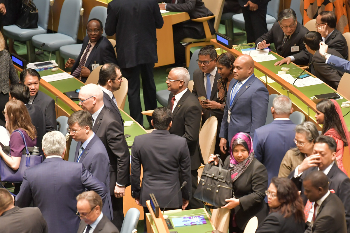 ރައީސުލްޖުމްހޫރިއްޔާގެ ވާހަކަފުޅުގައި ސަރަޙައްދީ ގުޅުންތައް ބަދަހިވެ ވިޔަފާރިތައް ކުރިއަރައި ދިއުމަށް މަގުފަހިވާގޮތަށް ޤަވާޢިދުތަކުގެ އޮނިގަނޑު ހަރުދަނާ ކުރުމަށް މަސައްކަތް ކުރުމަށް އ.ދ.ގެ މެންބަރު ޤައުމުތަކަށް ގޮވާލެއްވި -- ފޮޓޯ: ރައީސް އޮފީސް