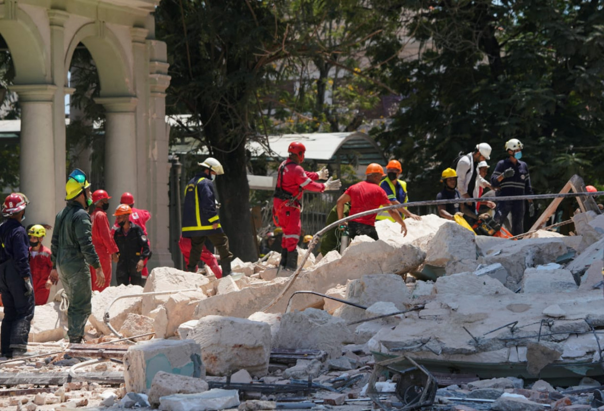 ބާރުގަދަ ގޮވުމުގެ ސަބަބުން ހޮޓަލުގެ ބައެއް ފަންގިފިލާތައް ވަނީ މުޅިން ހަލާކުވެ ބިމާ ހަމަވެފަ - ފޮޓޯ: ރޮއިޓަރސް