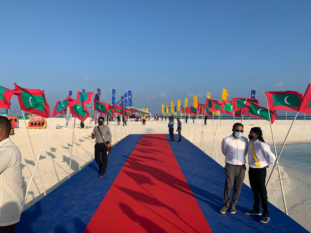 މާފުށީގައި ސަރުކާރުން ހިއްކި ބިން އެ ރަށު ކައުންސިލާ ހަވާލުކުރުމަށް ބޭއްވި ރަސްމިއްޔާތުގެ ތެރެއިން - ފޮޓޯ: ރާއްޖެ އެމްވީ