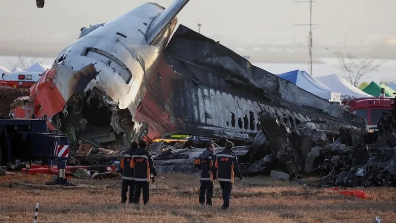 ޑިސެމްބަރު 31، 2024 ގައި ދެކުނު ކޮރެއާގެ މުއާންގެ މުއާން އިންޓަނޭޝަނަލް އެއާޕޯޓަށް ވެއްޓުނު ޖެޖޫ އެއަރ މަތިންދާބޯޓުގެ ބައެއް