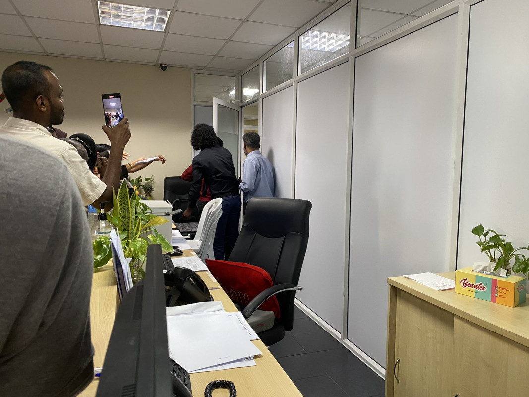 ރިސެޕްޝަން އޭރިޔާއިން މުވައްޒަފުންތަކެއް ނުކުންނަނީ 