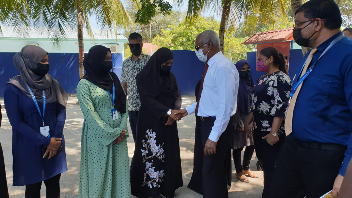 ރައީސް އޮޅުވެލިފުށި ސުކޫލް އަށް ވަޑައިގަތުން - ރައީސް ސްކޫލުގެ މުވައްޒަފުންނާ ސަލާމް ކުރައްވަނީ - ފޮޓޯ: ރާއްޖެއެމްވީ