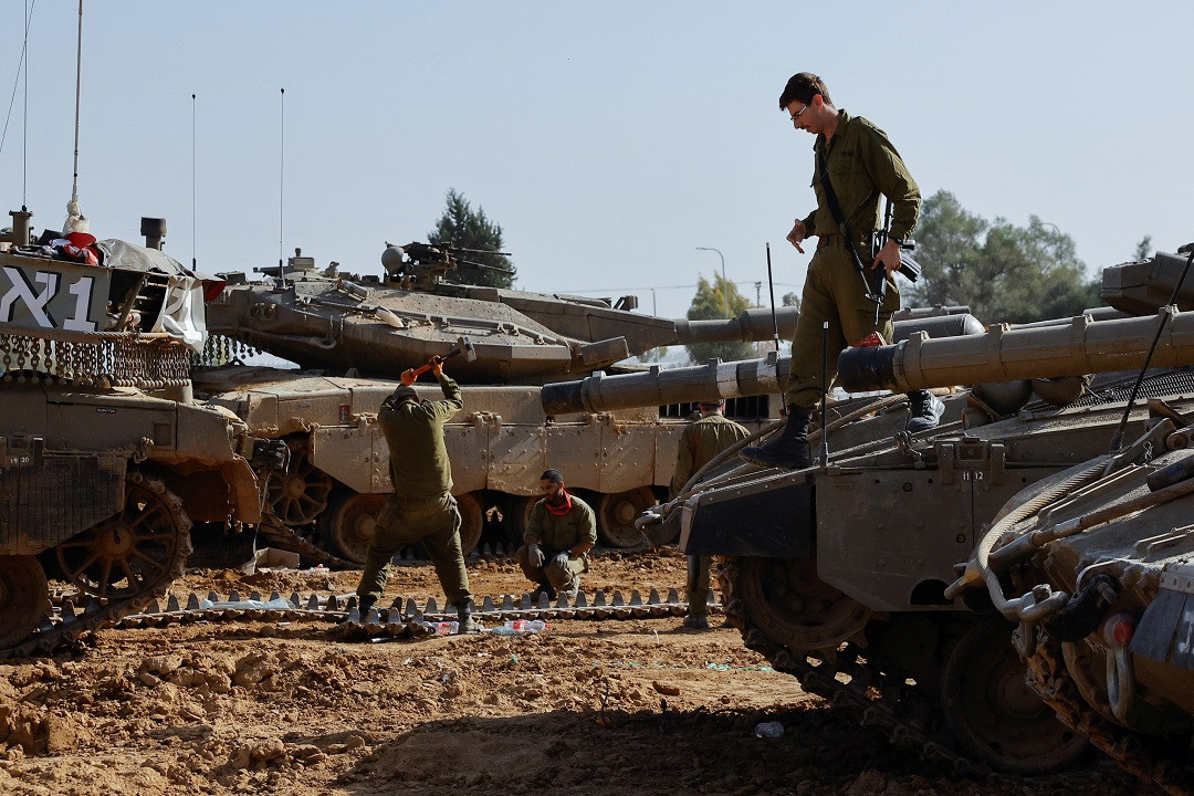 އިސްރާއިލް-ޣައްޒާ ބޯޑަރު ސަރަހައްދުގައި ހަރަކާތްތެރިވާ އިސްރާއިލް އަސްކަރިއްޔާގެ ޓޭންކްތައް - ފޮޓޯ: ރޮއިޓަރސް