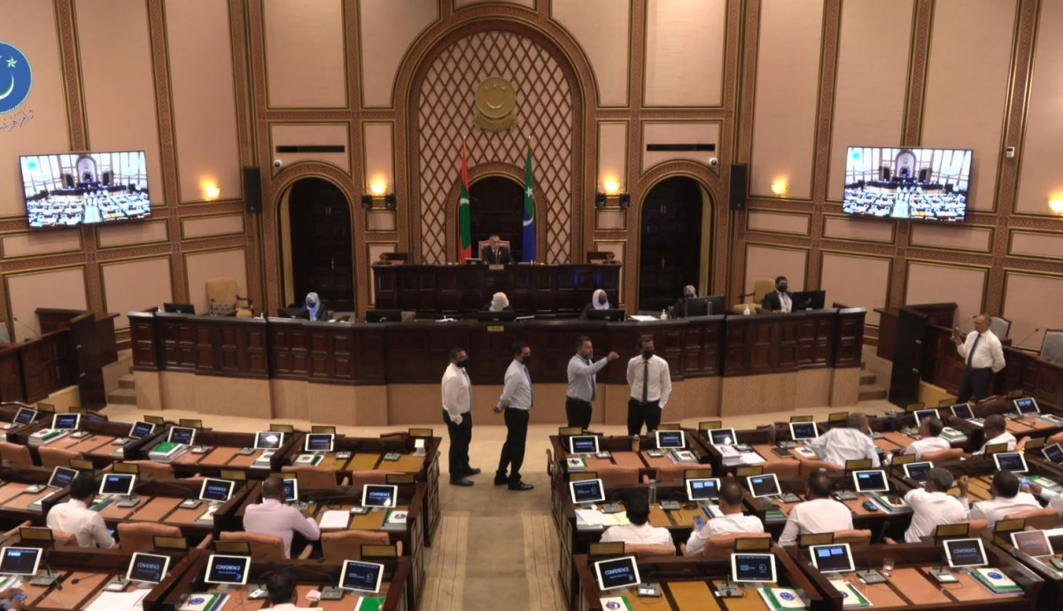 ހޯމަ ދުވަހުގެ މަޖިލިސް ޖަލްސާގައި އިދިކޮޅުން އިހުތިޖާޖު ކުރަނީ