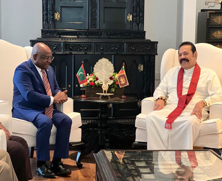 ފޮރިން މިނިސްޓަރު އަބްދުﷲ ޝާހިދު ލަންކާގެ ކުރީގެ ބޮޑުވަޒީރު ރާޖަޕަކްސައާ ބައްދަލުކުރައްވަނީ