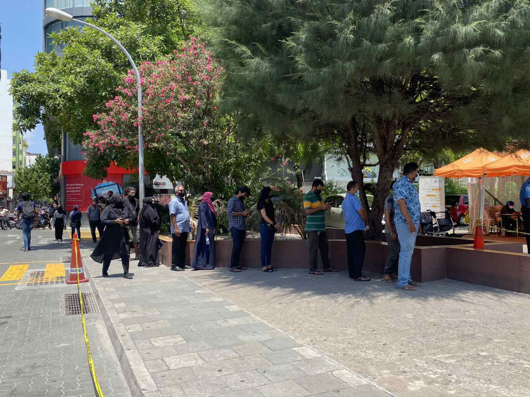 ވެކްސިންގެ ދެވަނަ ޑޯޒް ޖެހުމަށް ސޯޝަލް ސެންޓަރ ކައިރީގައި ހަދާފައިވާ ކިއު