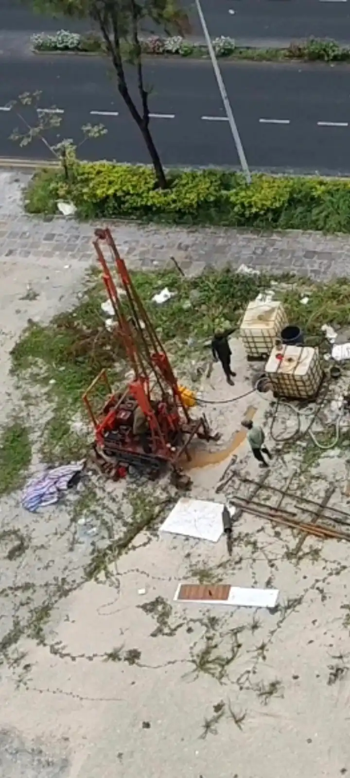 އުދަރެސް 11 ވަނަ ޓަވަރާ ދިމާލުން ބޭރުގައި އޮންނަ ހުސް ބިމުގައި ކޮންސްޓްރަކްޝަން މަސައްކަތްތައް ކުރަނީ.
