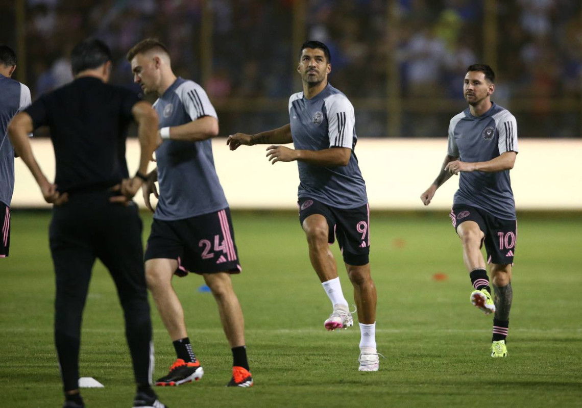 އިންޓަ މިއާމީން ކުޅުނު މެޗުގެ ކުރިން މެސީ އަދި ސުއަރޭޒް ފަރިތަކުރުމުގައި