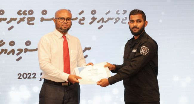 ޕްރޮގްރާމް ފުރިހަމަ ކުރި އޮފިސަރަކަށް މިނިސްޓަރ އޮފް ސްޓޭޓް ފޯ ހޯމް އެފެއަރޒް އަލީ ނަޒީރު ސެޓްފިކެޓް ހަވާލުކޮށްދެއްވަނީ