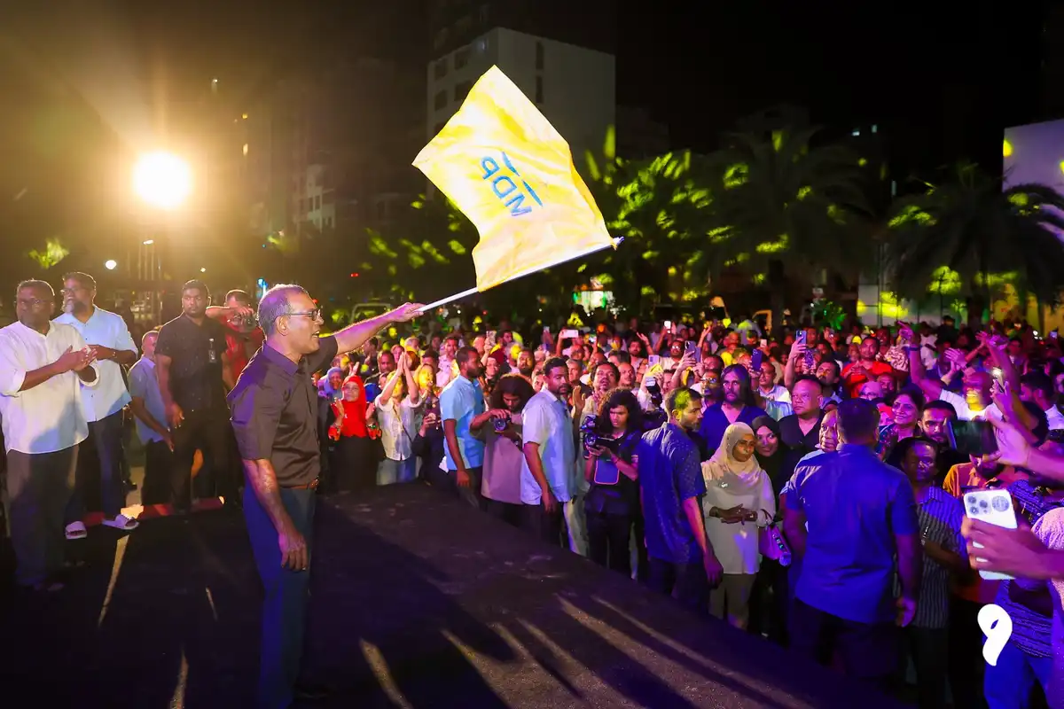 President Nasheed pictured with the MDP flag during an event held to celebrate the victory in the Chairperson election.