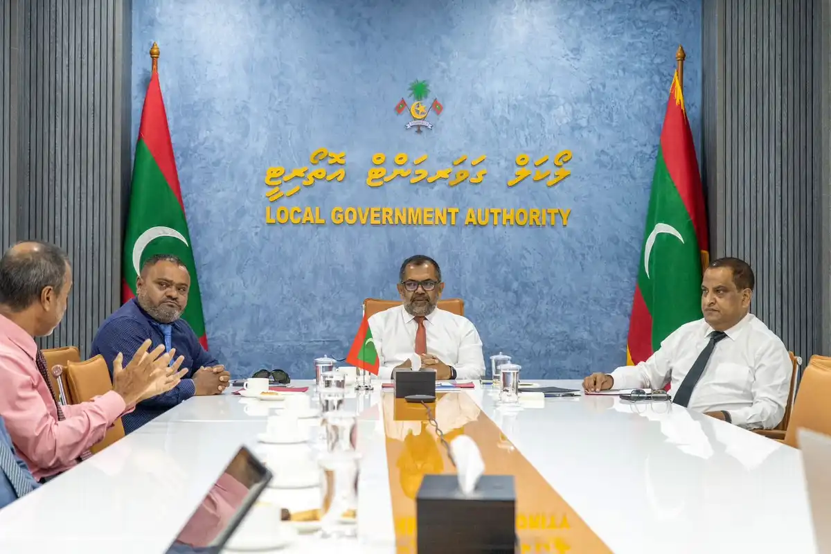 ލޯކަލް ގަވަރންމަންޓް އޮތޯރިޓީގެ ބައްދަލުވުމެއްގެ ތެރެއިން.
