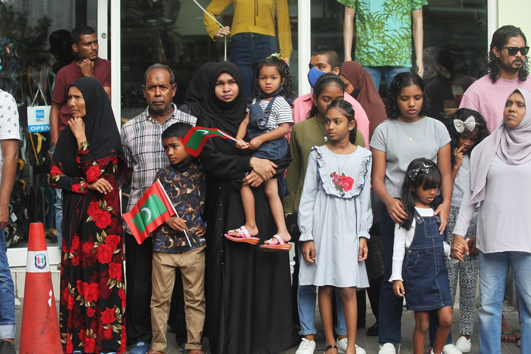 ރާއްޖޭގެ 57 ވަނަ މިނިވަން ދުވަހުގެ ޕެރޭޑް ބަލާލަން ކުދި ބޮޑު ގިނަ ބަޔަކު ނުކުމެފައިވޭ - ފޮޓޯ: އަހުމަދު ސިރާޖް