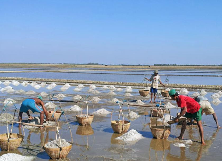 މިޔަންމާގެ ލޮނު އުފައްދާ އިންޑަސްޓްރީއެއްގައި މަސައްކަތްކުރާ މުވައްޒަފުންތަކެއް ލޮނު ނެގުމުގެ މަސައްކަތުގައި