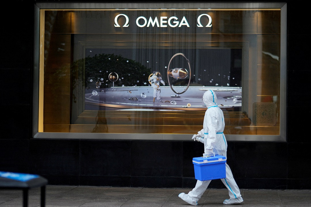 ލޮކްޑައުންކޮށްފައިވާ ޝަންގްހާއީގައި ހަރަކާތްތެރިވާ ހެލްތު ވޯރކަރެއް - ފޮޓޯ: ރޮއިޓަރސް